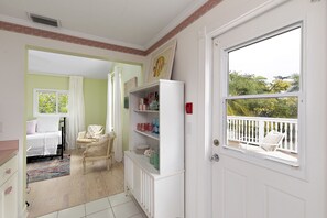 Tabla de planchar con plancha, wifi y ropa de cama 