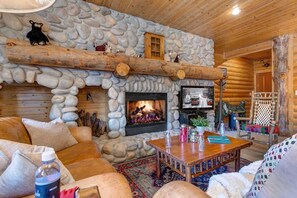 Televisión, chimenea y oficina 