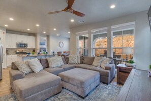 Fernseher, Kamin, Tischtennisplatte, Stereoanlage