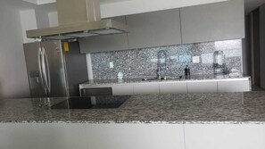 ثلاجة، ميكروويف، فرن، غسالة أطباق