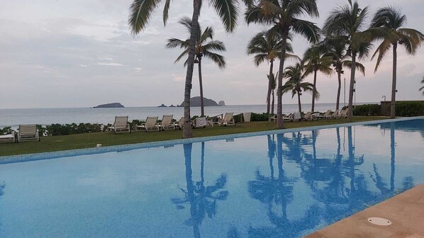 حمّام سباحة خارجي، حمّام سباحة مُدفَّأ