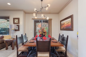 Dining - Coral Springs Resort B8, Sleeps 9, Beautiful Complex Amenities with Pool and BBQ (Washington)