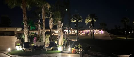 Una piscina al aire libre, una piscina climatizada