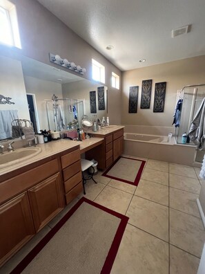 Combined shower/tub, jetted tub, hair dryer, towels - VIEW!  VIEW! VIEW! FACING MOUNTAINS!  YOUR ULTIMATE DESERT GETAWAY (Indio)