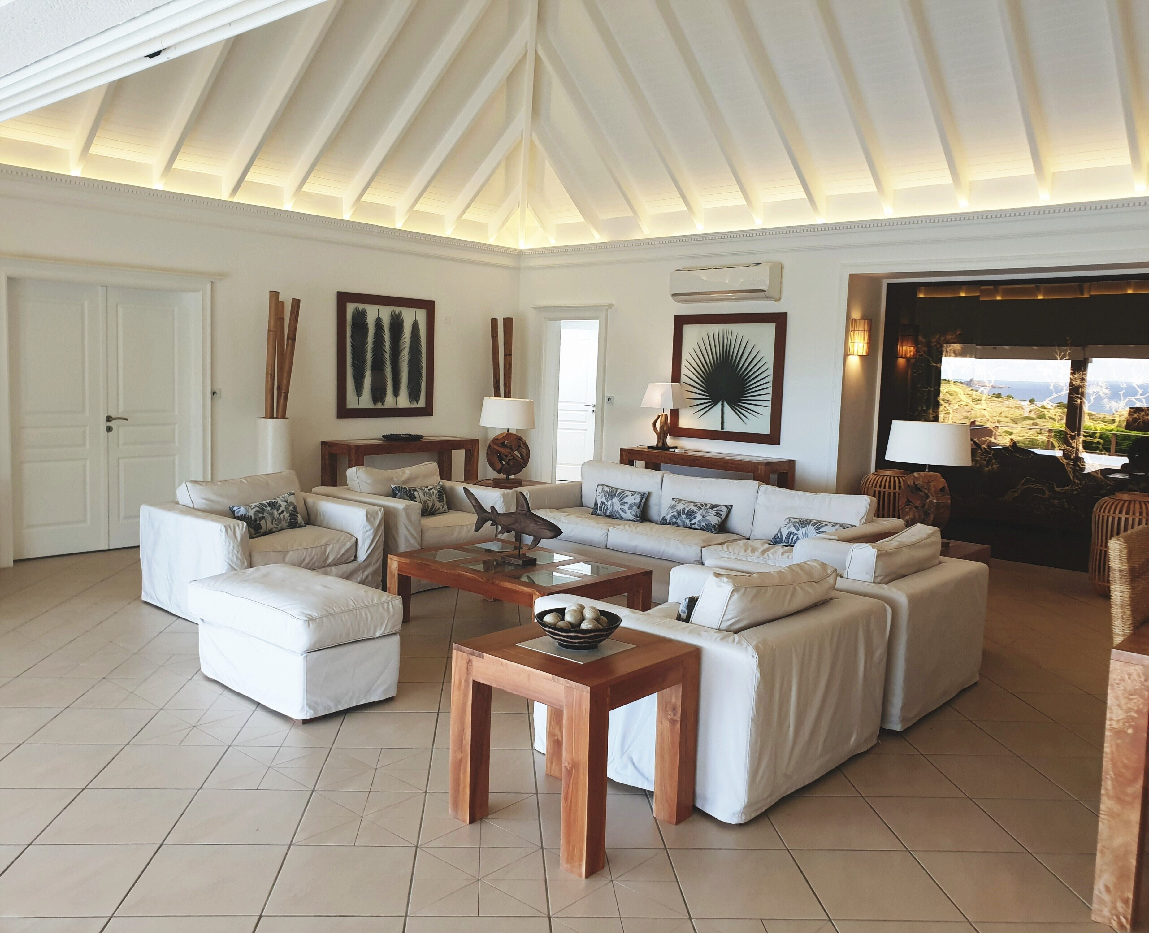 Smart TV, libros y estéreo 