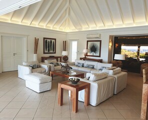 Smart TV, livros, aparelho de som