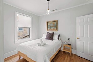 2 Schlafzimmer, Schreibtisch, Bügeleisen/Bügelbrett, Reisekinderbett
