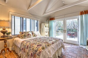 3 bedrooms, WiFi, bed sheets - Butterfly Cottage - Unique Cottage located in Historic Downtown Saugatuck (Saugatuck)