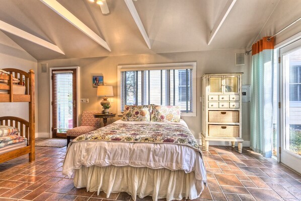 3 bedrooms, WiFi, bed sheets - Butterfly Cottage - Unique Cottage located in Historic Downtown Saugatuck (Saugatuck)