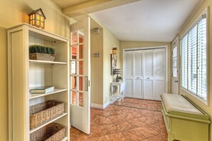 Interior - Butterfly Cottage - Unique Cottage located in Historic Downtown Saugatuck (Saugatuck)