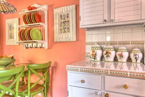 Dining - Butterfly Cottage - Unique Cottage located in Historic Downtown Saugatuck (Saugatuck)