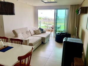 Apartamento premium, 3 quartos, vista parcial para o mar | Camas com colchões pillow-top, individualmente decorados