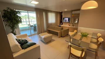 Departamento Premium, 2 habitaciones, vista parcial al mar | Área de sala de estar | Televisión de pantalla plana