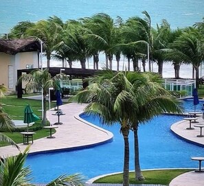 2 piscinas externas, barracas de cortesia, guarda-sóis
