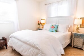 3 habitaciones, escritorio y tabla de planchar con plancha 