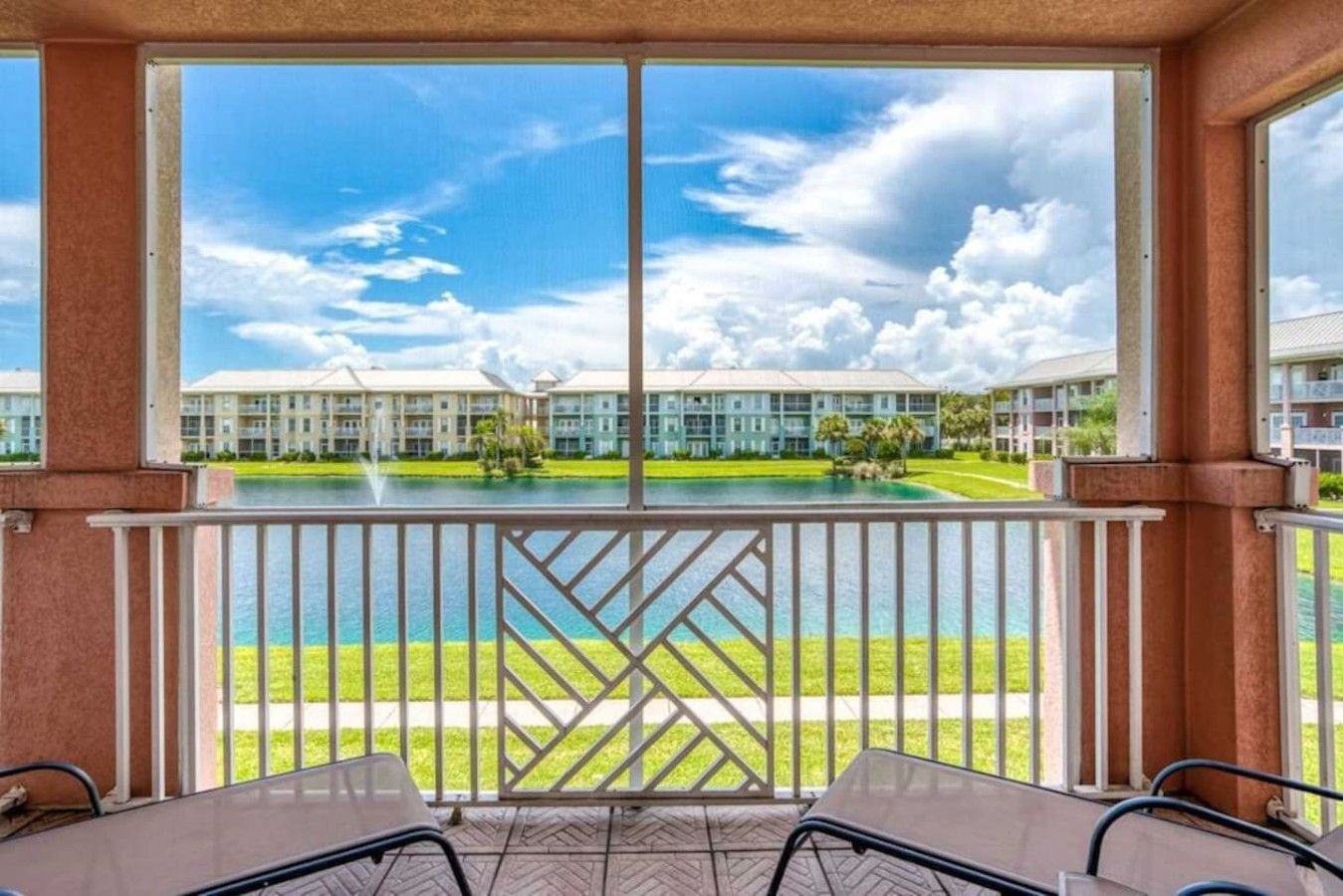 Un balcone con vista su una piscina e sugli edifici dell'hotel.