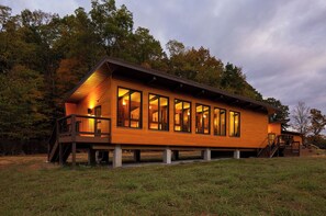 Exterior - Stunning Modern Private Cabin at River Mountain Resort (Everett)