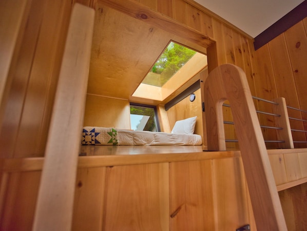 Bed sheets - Stunning Modern Private Cabin at River Mountain Resort (Everett)