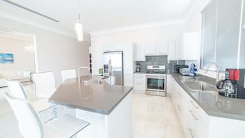 Køleskab, mikrobølgeovn, ovn, kogeplade