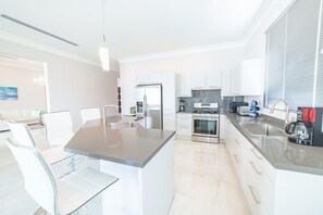 Open kitchen with breakfast bar 