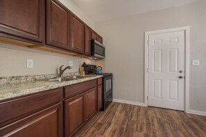 Jääkaappi, mikroaaltouuni, uuni, liesi