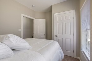 2 makuuhuonetta, työpöytä, ilmainen Wi-Fi, vuodevaatteet