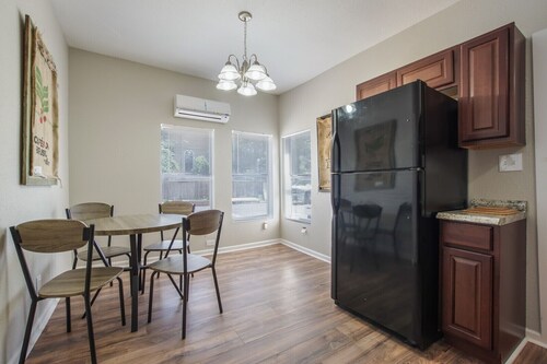 WL1- Modern 2BR Retreat Minutes from Downtown & Top SA Attractions