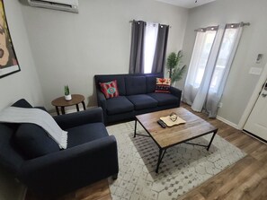Smart TV - WL1- Modern 2BR Retreat Minutes from Downtown & Top SA Attractions (San Antonio)