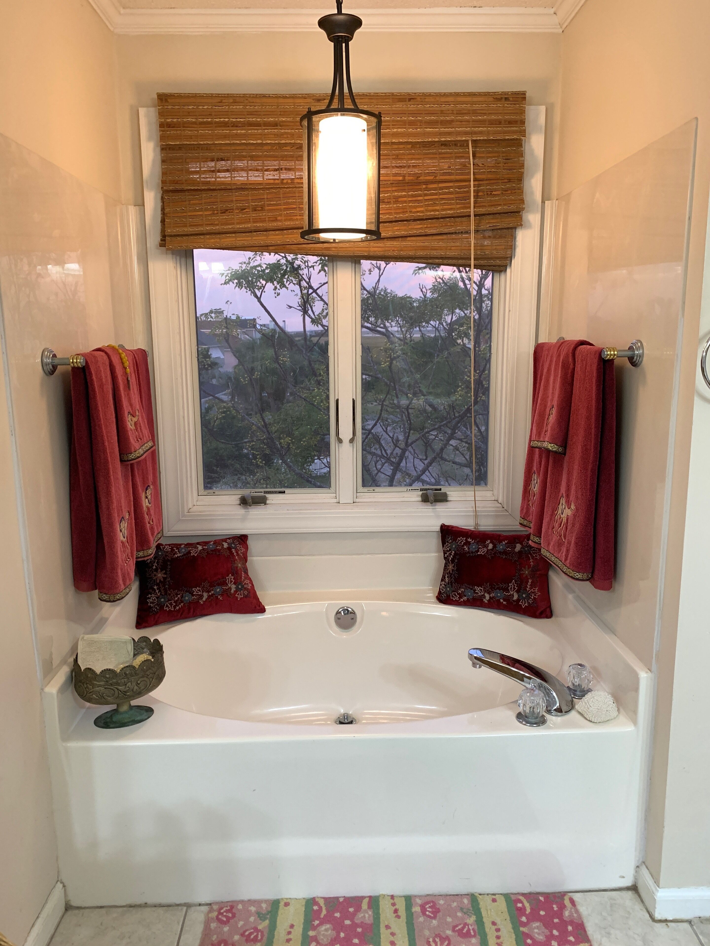 combined shower/bathtub, hair dryer, bidet, towels