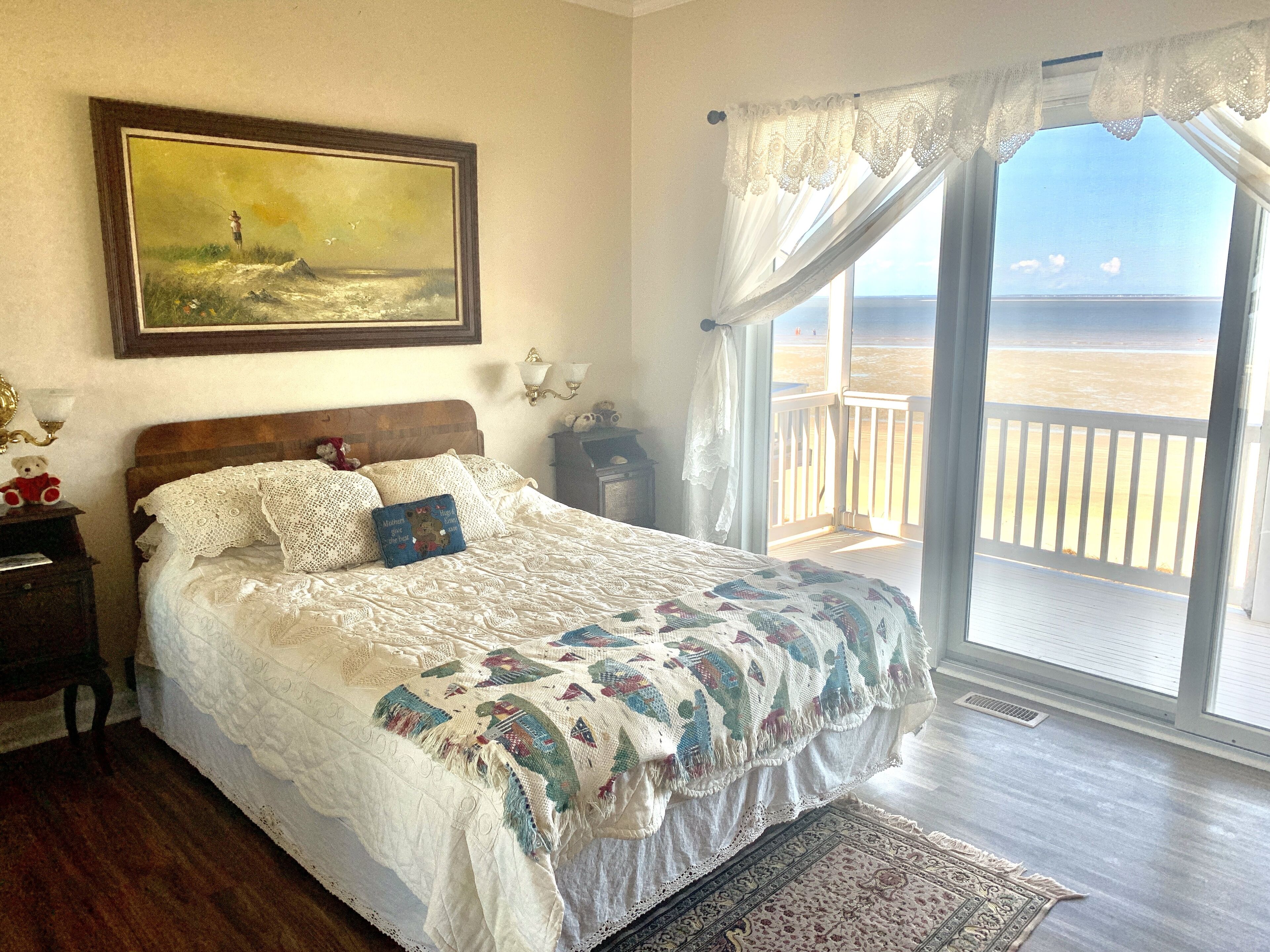 4 bedrooms, iron/ironing board, free wifi, bed sheets