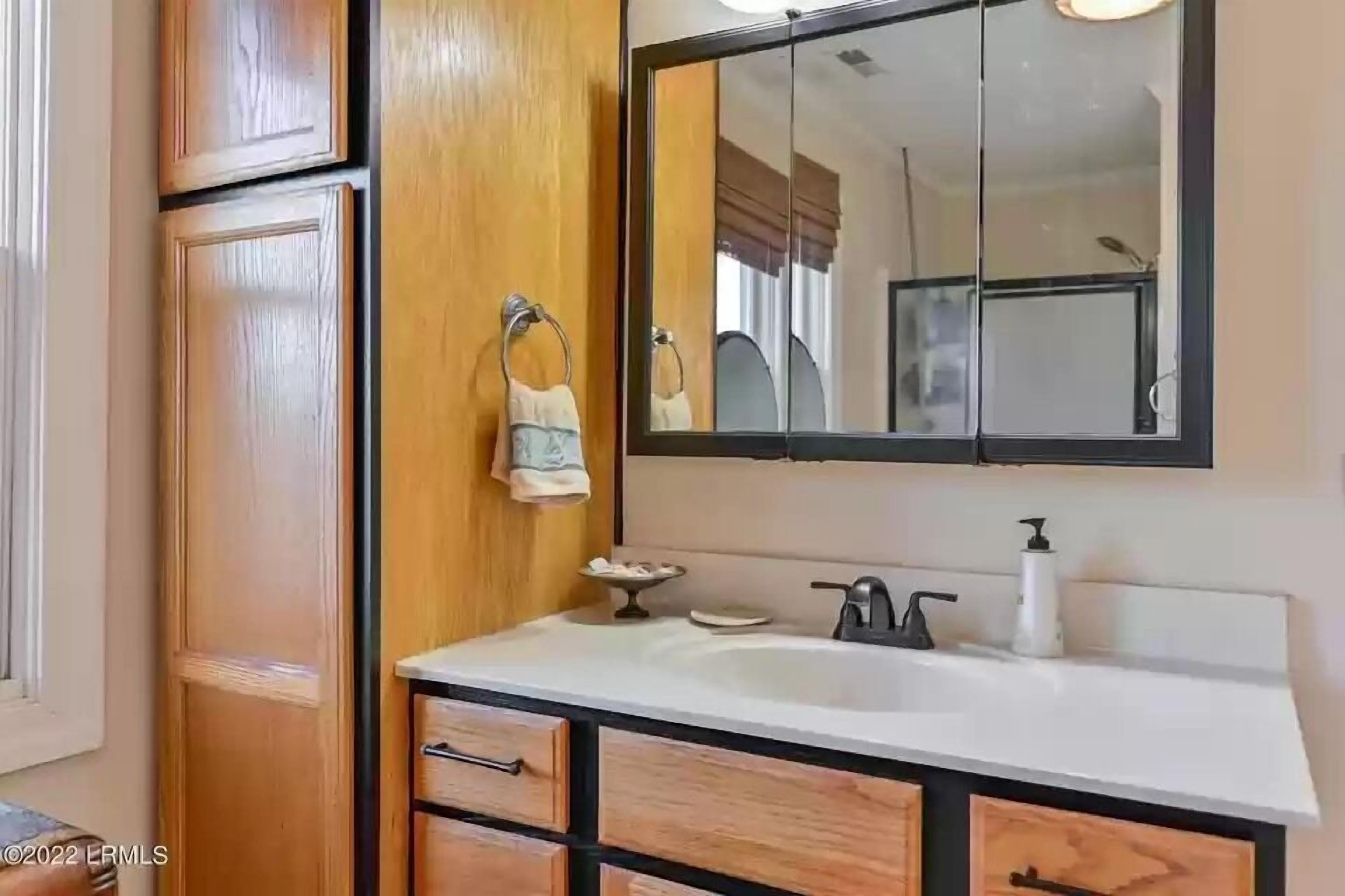 combined shower/bathtub, hair dryer, bidet, towels