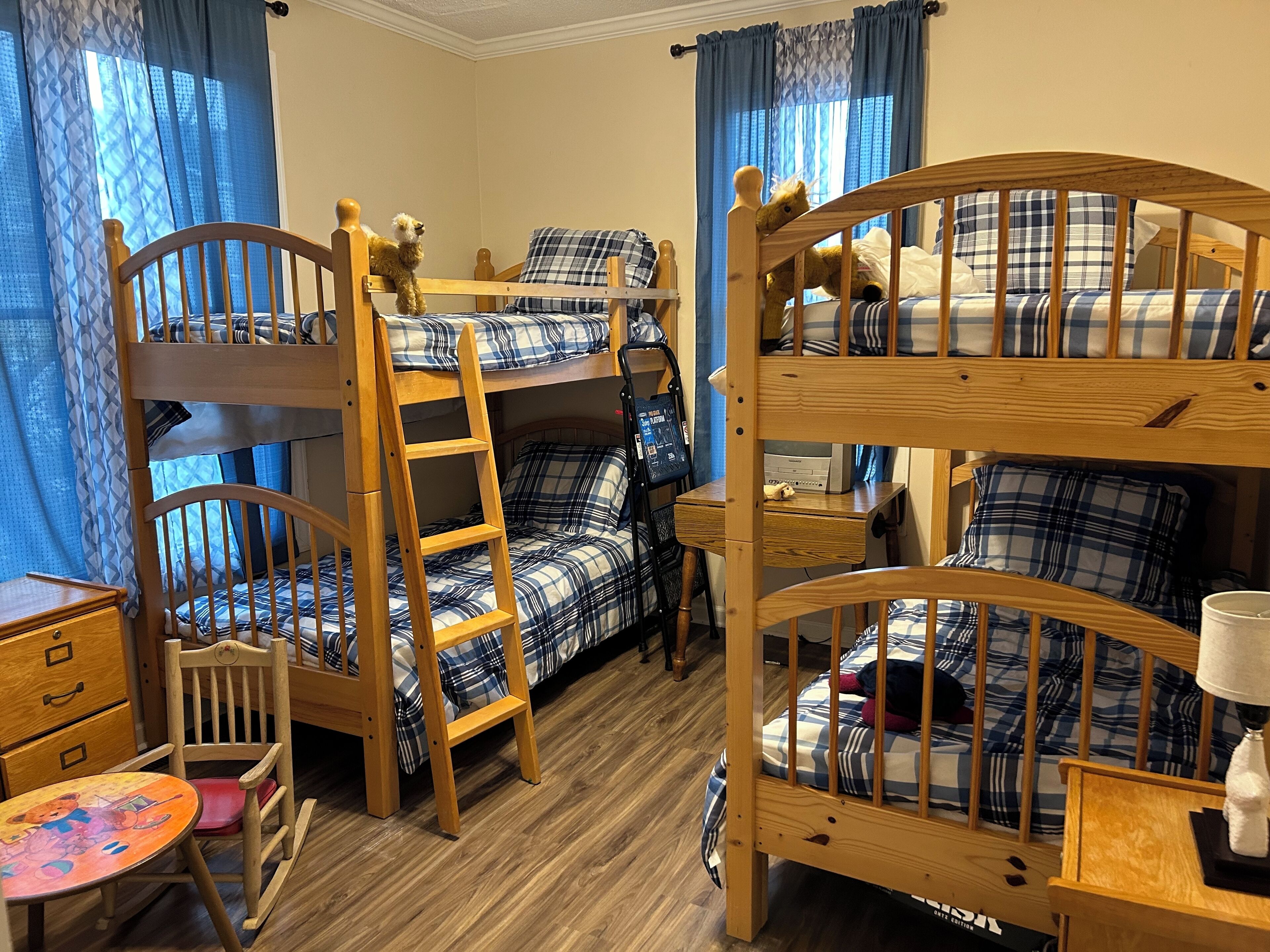 4 bedrooms, iron/ironing board, free wifi, bed sheets