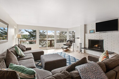 Bay front family-friendly retreat w/beach access, gas grill