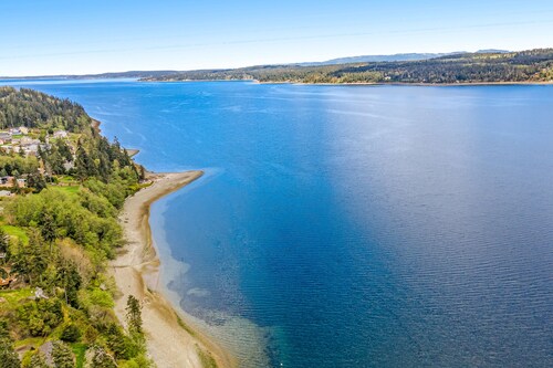 Bay front family-friendly retreat w/beach access, gas grill