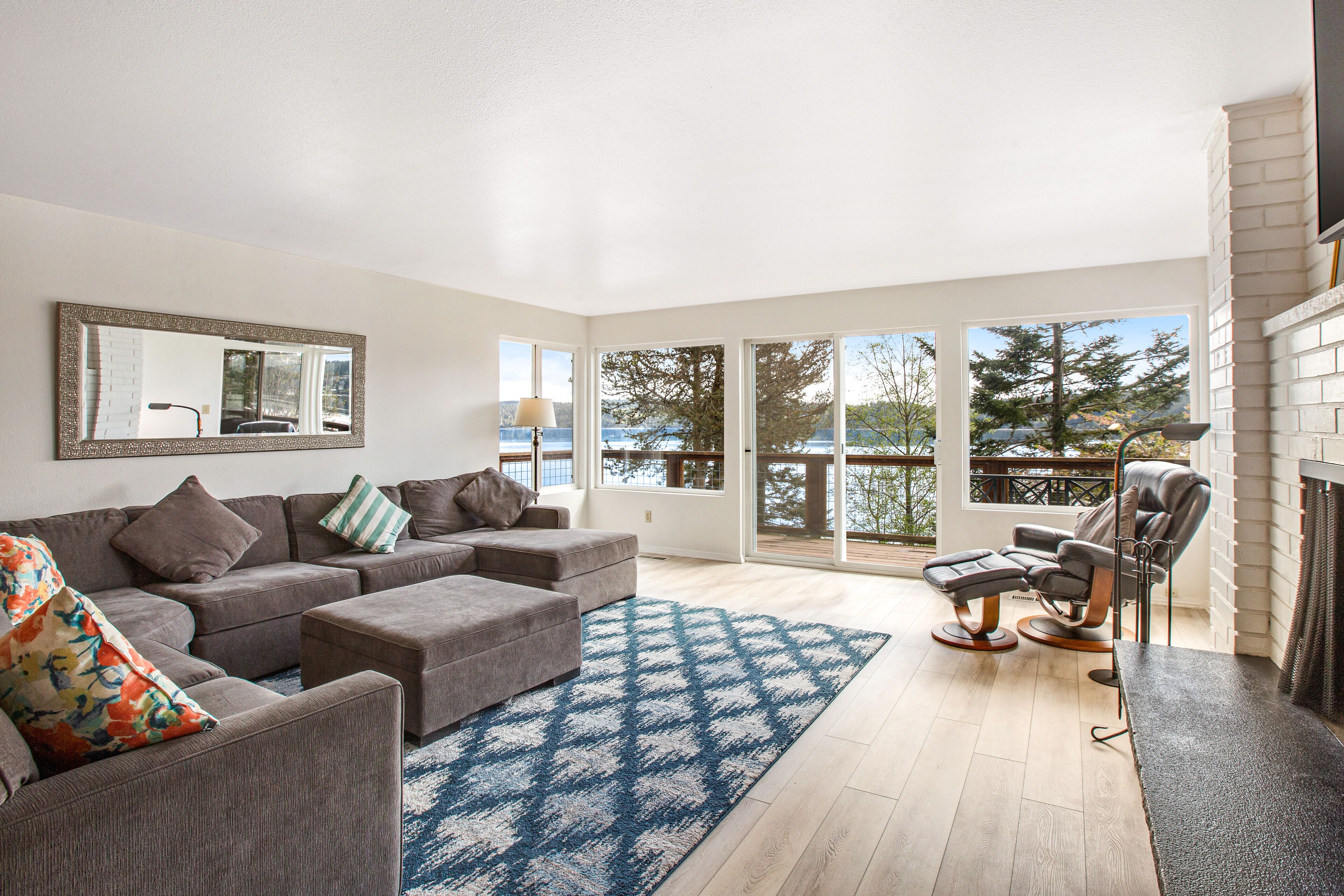 Télévision, lecteur de DVD, livres