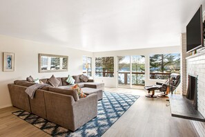 Fernseher, DVD-Player, Bücher