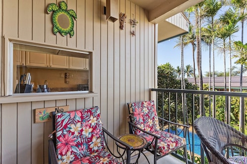 Third-Floor South Kihei Condo with King Bed, Lanai, Pool, AC and Beach Equipment