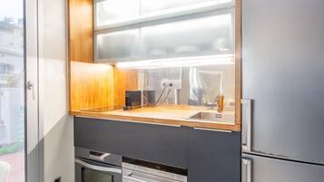 Een koelkast, een magnetron, een oven, een kookplaat