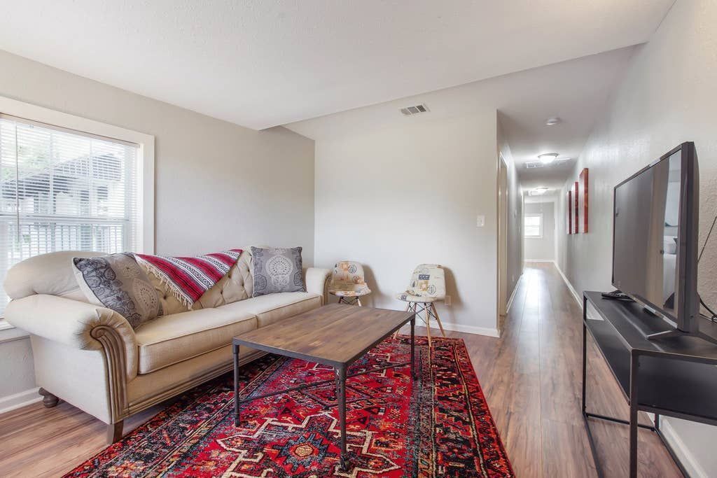 1BR & 1BA furnished Apt- Washer/Dryer- Fully Equipped Kitchen- Monthly Rental 