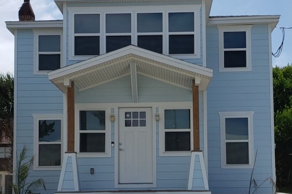 The SeaEsta unit 1 with private enterance with 3 short steps up