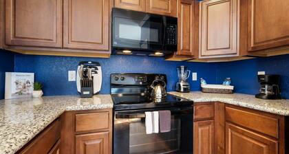 20% OFF Updated 3BR 2.5BTH Townhome - Pet-friendly - Fast WiFi-Driveaway Parking