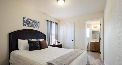 20% OFF Updated 3BR 2.5BTH Townhome - Pet-friendly - Fast WiFi-Driveaway Parking