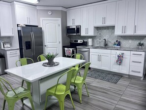 Kjøleskap, mikrobølgeovn, ovn og kokeplater