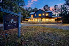 Exterior - THE PORCH AT BROKEN BOW 5b/6ba/Sleeps 20 - 2pm Checkout! Loads of amenities! (Broken Bow)