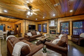 Smart TV, chimenea, videojuegos y reproductor de DVD