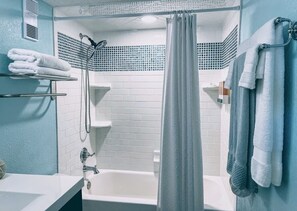 Tina con regadera, amenidades de baño ecológicas, secadora de cabello 