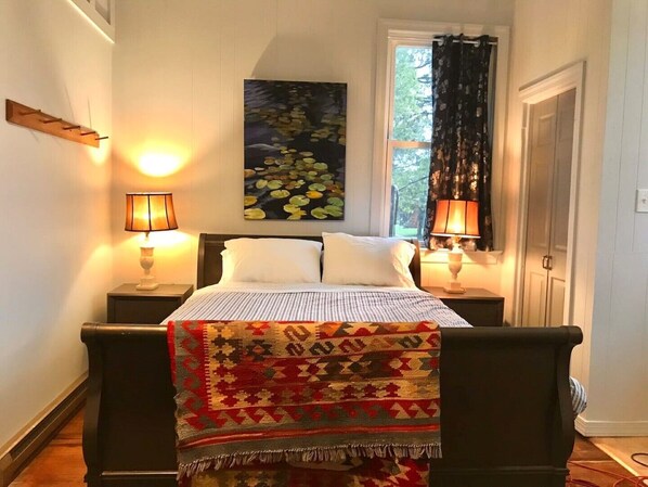 1 soverom, skrivebord, strykejern/-brett og wi-fi (inkludert)