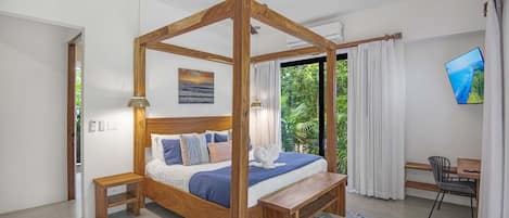 Ein Schlafzimmer mit einem Himmelbett, einem Schreibtisch und einem Stuhl.