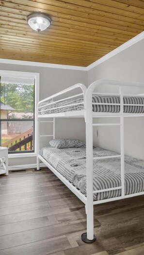 4 bedrooms, iron/ironing board, WiFi - Redemption Retreat at Lake Gaston (Macon)