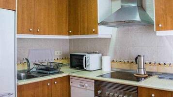 Een koelkast, een magnetron, een oven, een vaatwasser